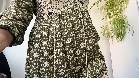 Ibu tiri sange dengan stoking seksi dan sepatu hak tinggi lagi asik masturbasi dan ngentot kakinya di atas meja