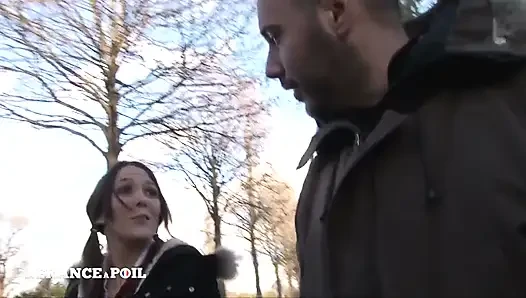 Charlie, sosyoloji okuyor, sert sikilmeyi ve döl yutmayı seviyor