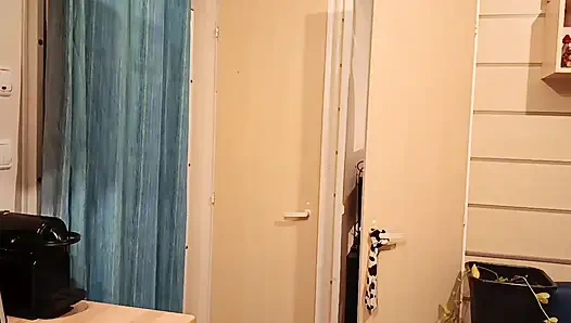 AngelBerries en iyi arkadaşının evine gidiyor ve ellerini onun elinden alamıyor