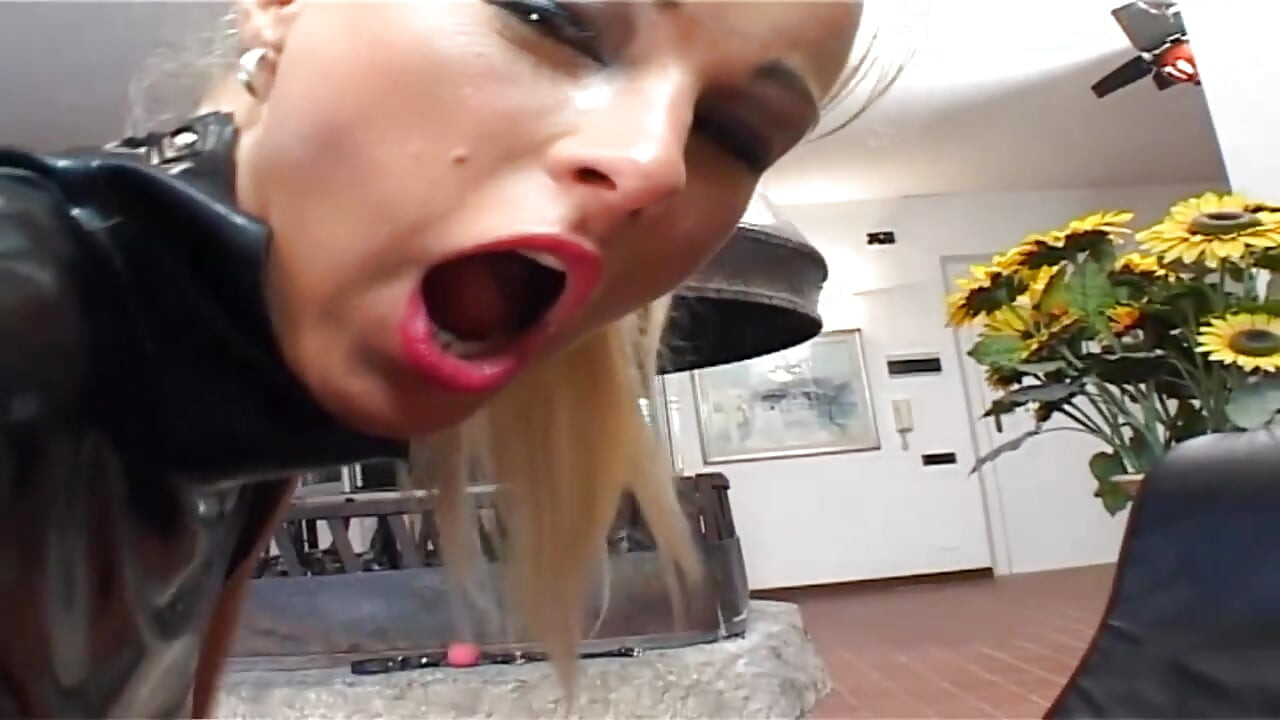 شقراء ساخنة في فستان صنم مارس الجنس في اختراق مزدوج من قبل اثنين من الديوك الكبيرة!