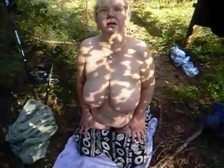 Sa zrelom damom u forest.m4v