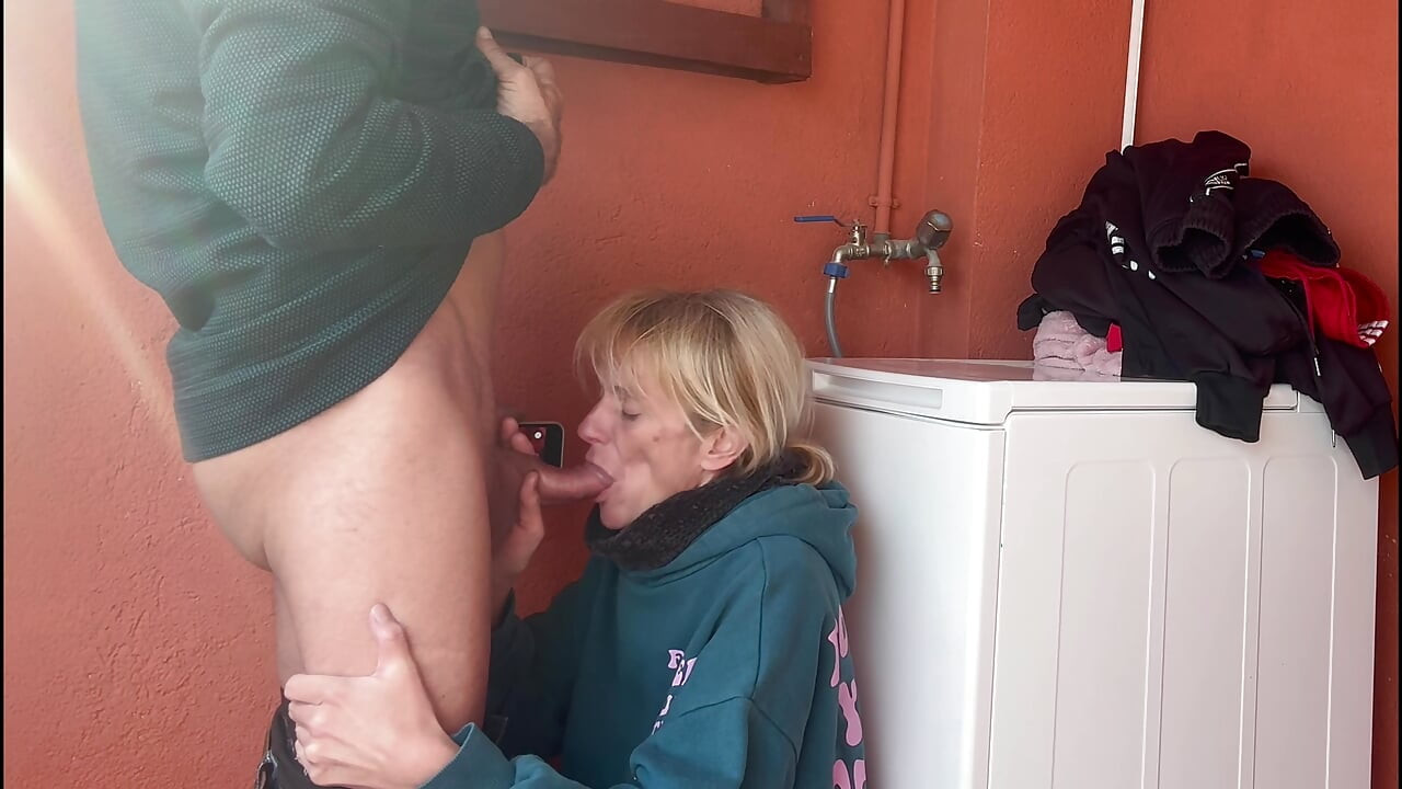 Follada Accidental En El Cuarto De Lavadora Con Mi Pequeña Vecina