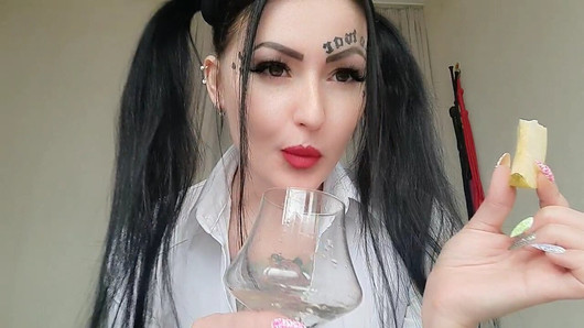 汚い少年のための甘くておいしいりんご唾。口を開けて、dominatrixの忘れられないカクテルをお楽しみください