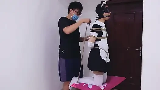 Whh02 - gadis cina dengan stoking putih dan matanya ditutup, diikat dengan tali bergeliat sampai orgasme