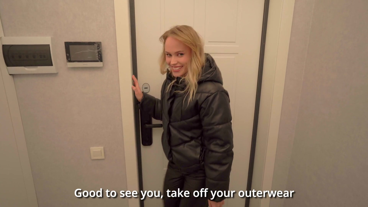 新来的女仆做不好，所以她不得不操她的小穴并在嘴里射精