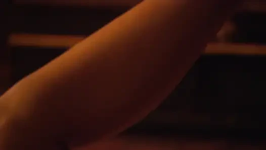 Büyük memeli bebek sert yarak için bacaklarını açıyor