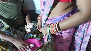 अंडे बेचने वाले ने घर में अकेली भाभी की जबरदस्ती चुदाई की XXX Bhabhi Sex