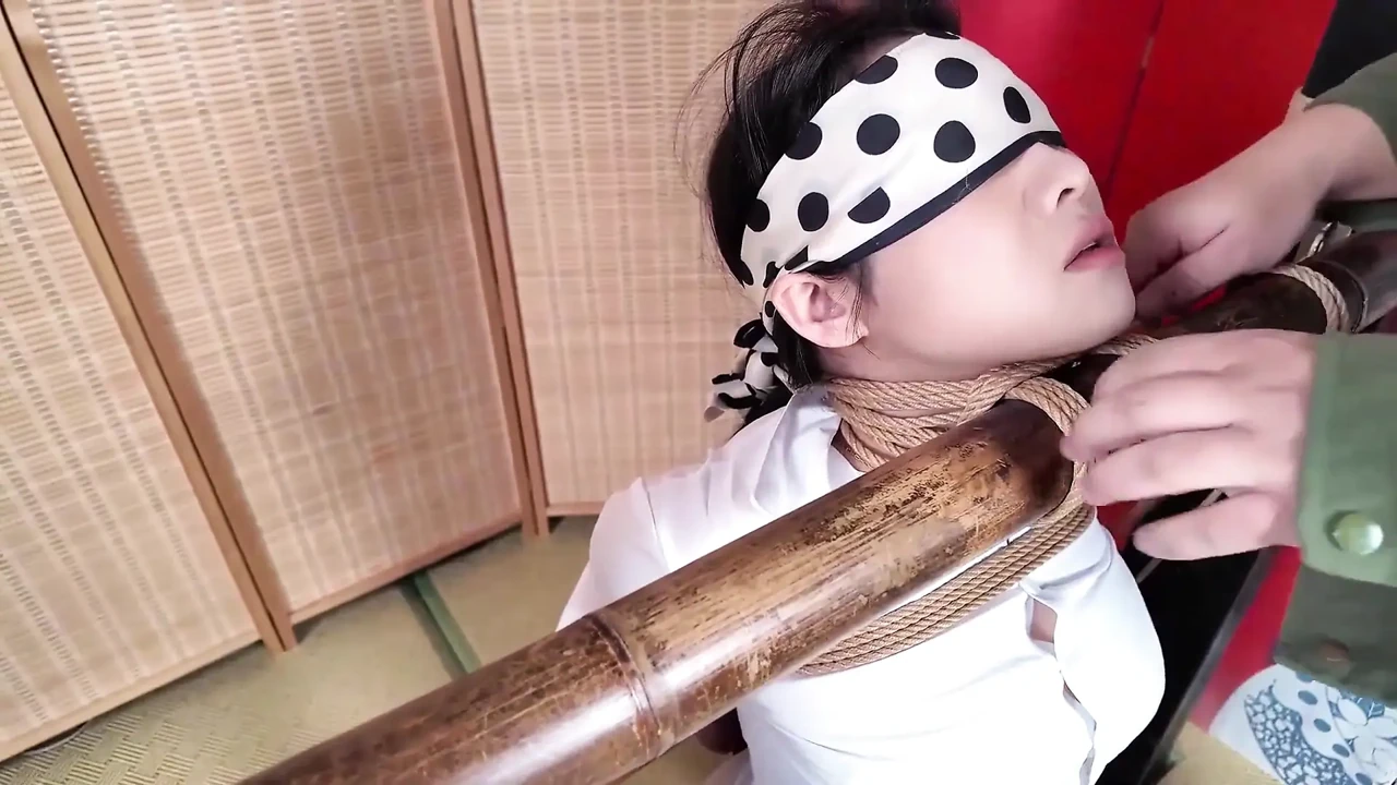 Xr22-the Girl Was Tied to a Pillar and Disciplined.