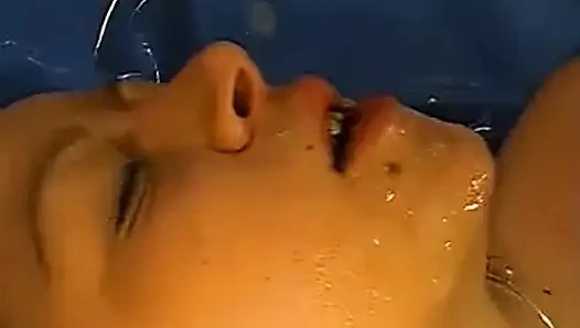 Cewek nakal rambut merah nyepong kontol, seks anal sampai telan sperma di bak mandi