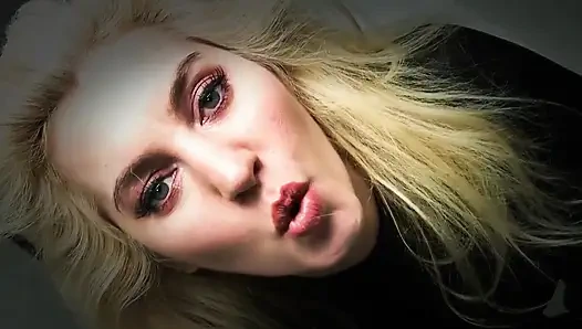 Кошки и латексные перчатки в спандексе