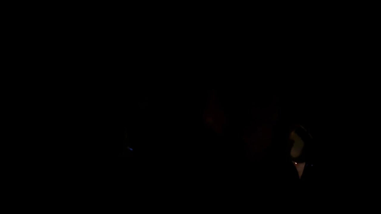 Trucker a baisé le cul de ma femme dans le camion pendant que j’attendais