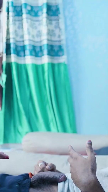 Epski trenutak iz "Desi indijske vruće i seksi djevičanske polusestre želi ogroman kurac za svog polubrata za pravo jebanje (hindi audio)"