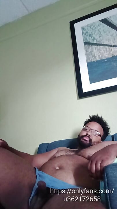 Papaizão doido em um quarto de hotel