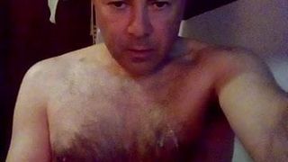 Papi masturbiert und füllt seinen Mund mit Milch.