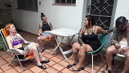 Tombul kız arkadaşlarını seks öğleden sonrasına davet etti