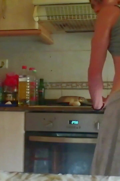 ニノがセクシーな体を披露