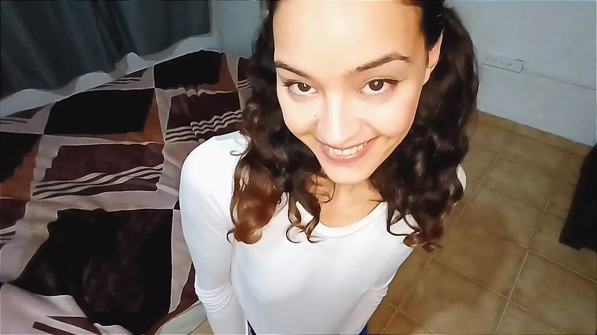 跪在地上的性感拉丁女孩要求你用牛奶填满她的嘴巴