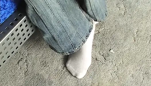 Шлюха-блондинка с маленькими сиськами трахает пальцами ее манду на кастинге