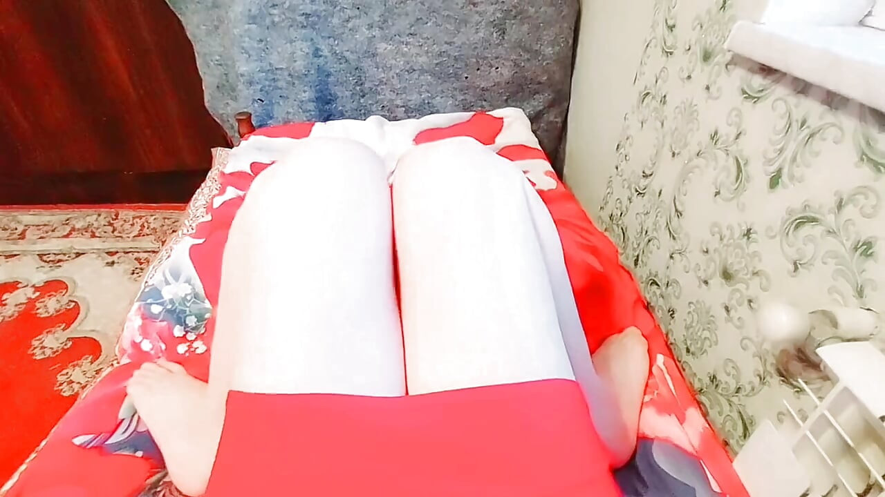 Slatka sissy prekrižene noge u slatkoj haljini s volanima