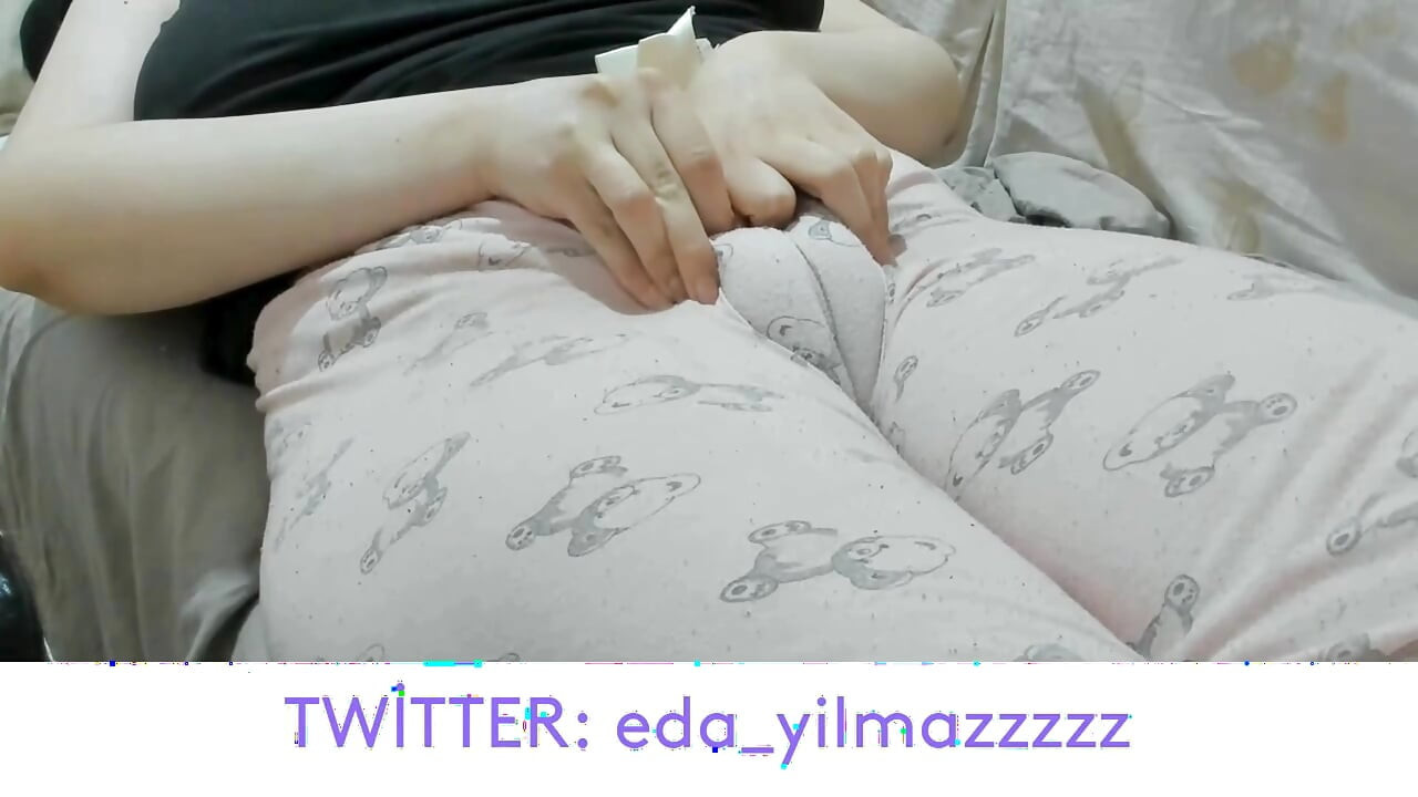 CAMEL TOE- COÑO HINCHADO- COÑO HINCHADO- COÑO GRANDE- MILF TURCA- PORNO TURCO- PIJAMA