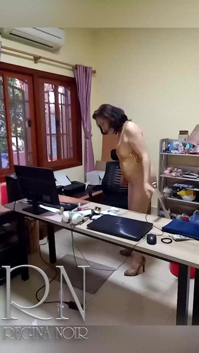 A calm Regina Noir tidies the office, plays the boss's synthesizer, counts the cash, takes her tip, and quietly leaves.