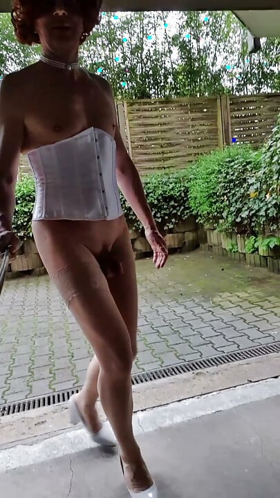 Naga w ciągu dnia przez hotel