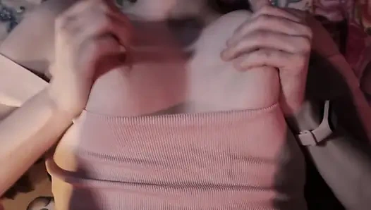 Adik tiri berambut hitam sepong kontol dan seks dengan pose yang berbeda- close up. Crot di wajahku