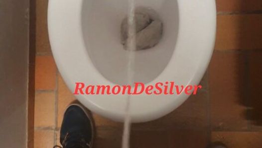 Господин Ramon писает в туалете, полный, очень мокрый и грязный