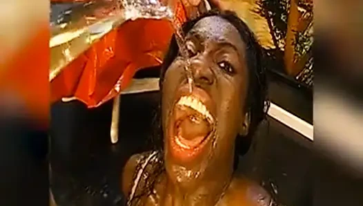 Ağzına Sert Sidik Ve Yutma - Pis Alman Sürtük Doğrudan Kaynaktan Ateşli Sidik Içiyor