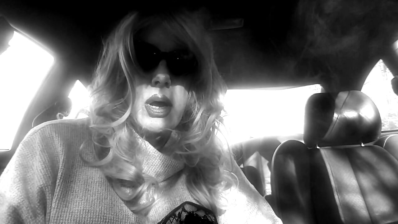 ミセス・ルーシーローマン - 車の中で2本VS120メンソールを吸うマーチュアのTGブロンド女性