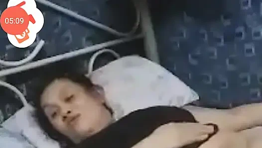 Задница сжимает мой хуй в миссионерской позе и жесткий трах к ее киске. И она сказала, что она девственница, она чувствует себя хорошо, так туго