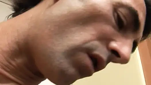 Edepsiz kaltak fahişe gibi sert anal sikiş için yalvarıyor