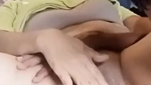 Istriku yang super sange ini lagi asik jilat memeknya pakai dildo ukuran 3 sampai muncrat berkali-kali!