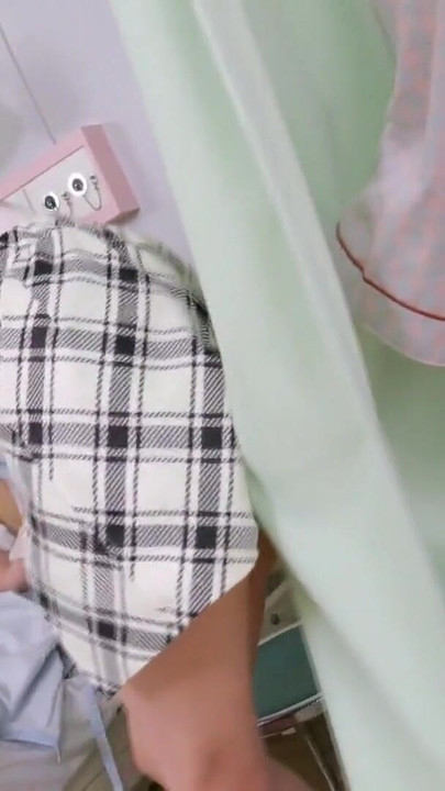 第2部分 我的女朋友在我旁边的床上来看我，这是一次罢工，所以如果我隔着窗帘对她进行性骚扰，我就不会发情了！？我代表我在医院不能动的男友给了她很多！ | 短片 2