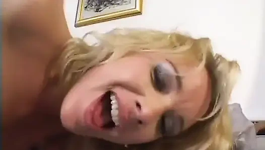 Olivia saint si cewek nakal rambut pirang lagi asik seks threesome sama pria antar ras