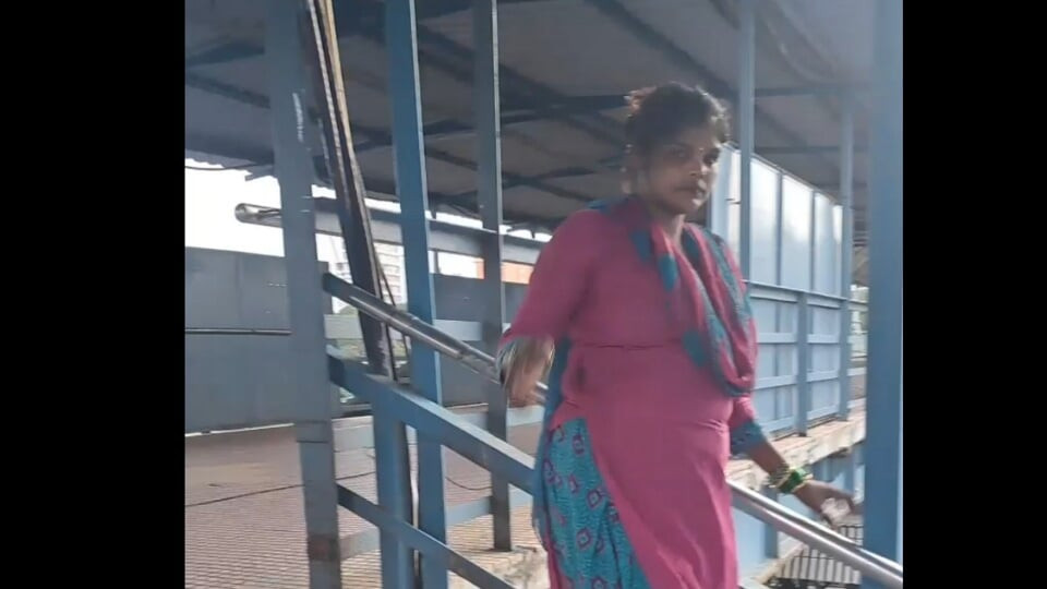 Bhabhi Se Bahane Se Bula Kar Kiya Mere Saath Sex 🥵
