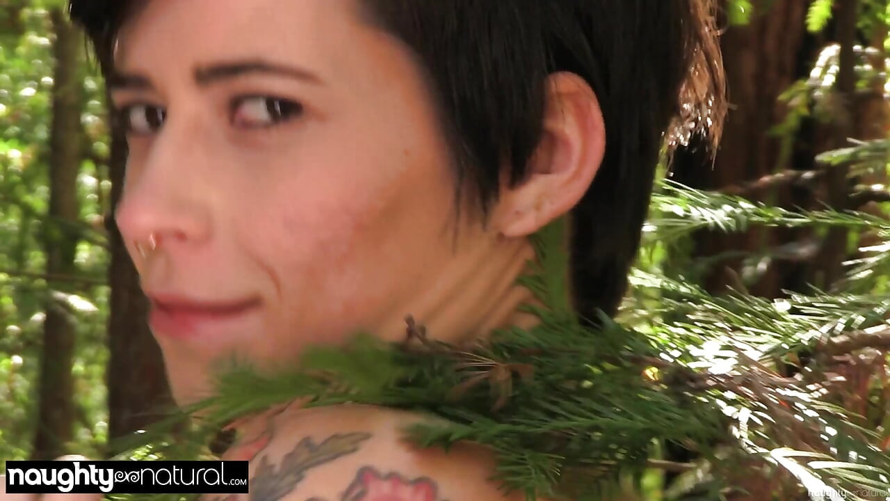 aughtynatural - Freya Mars, amatrice poilue, scène solo de Redwoods en plein air