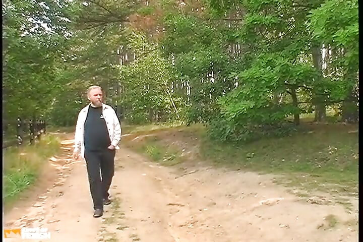 Médico experiente ajuda uma ruiva e fode profundamente sua boceta na floresta