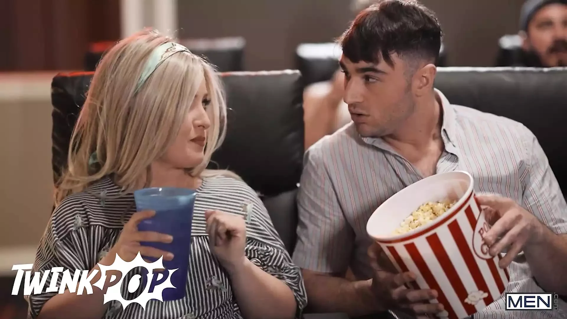 Inesperado trio em um cinema com Dante Colle, Michael Boston e Troye Dean - TWINKPOP