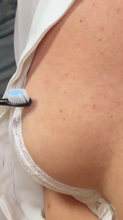 Emotivní okamžik z "TUTOR4K. Moje milf kundička je nadšená z zkoušení nových hraček"