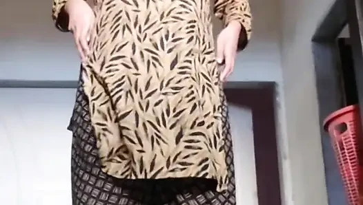 Gadis cantik yang lagi sendirian pamer memek