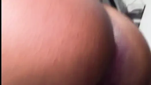 Versautes zimmermädchen braucht hilfe beim putzen