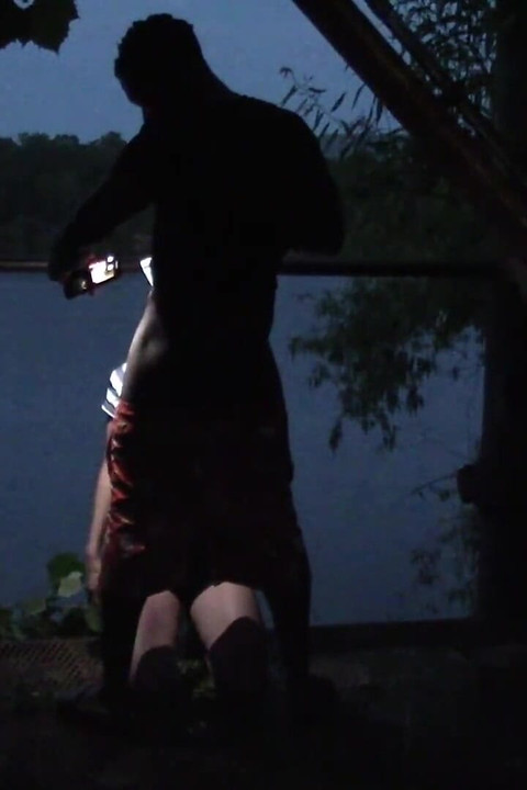 舞台裏!アハヌ・リードとマット・ビショップがシーン撮影中に虫に食べられる!