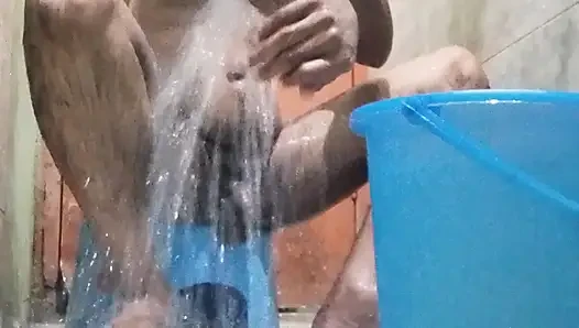 Tuvalette götümü plastikle sikiyorum