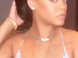 Rihanna (igstory) ngực trần gợi cảm