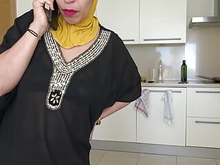 Uma mulher árabe sexy com uma bunda grande trai o marido na câmera
