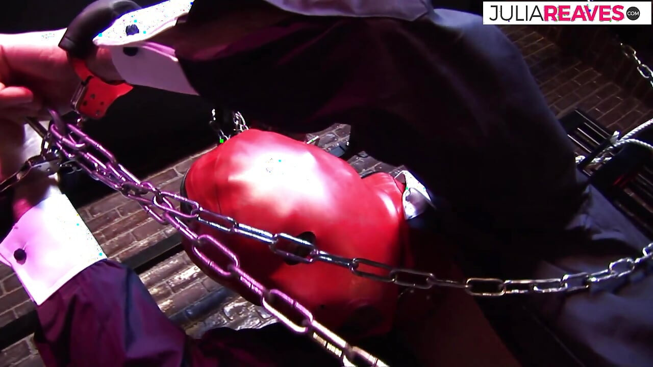 Teef krijgt gaten uitgerokken na een harde neukpartij door twee enorme pikken