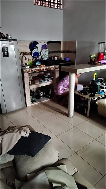 Adevărata mea mamă vitregă în bucătăria matură se masturbează O penetrez delicios