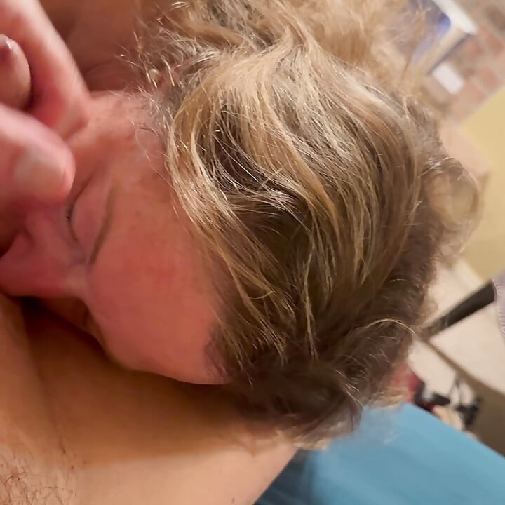 זוג נהנה ממשחקי צעצועים, חבטות אצבעות, זיון וסאונדינג עם זין