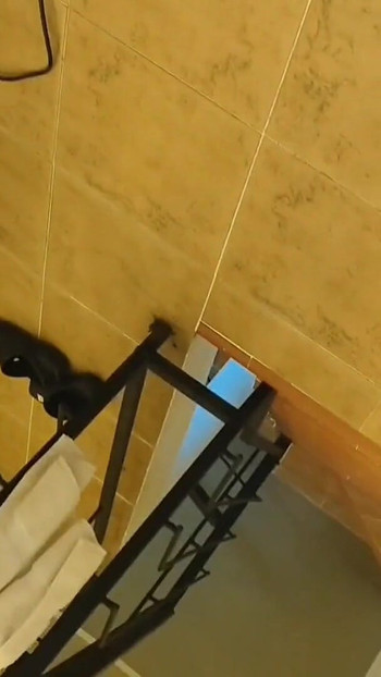 Moj prijatelj me pozove u svoju kuću, onda mi stavi svoj ogromni, debeli crni kurac u usta, a zatim me zamoli da se sjednem na sve... | Isječak 1